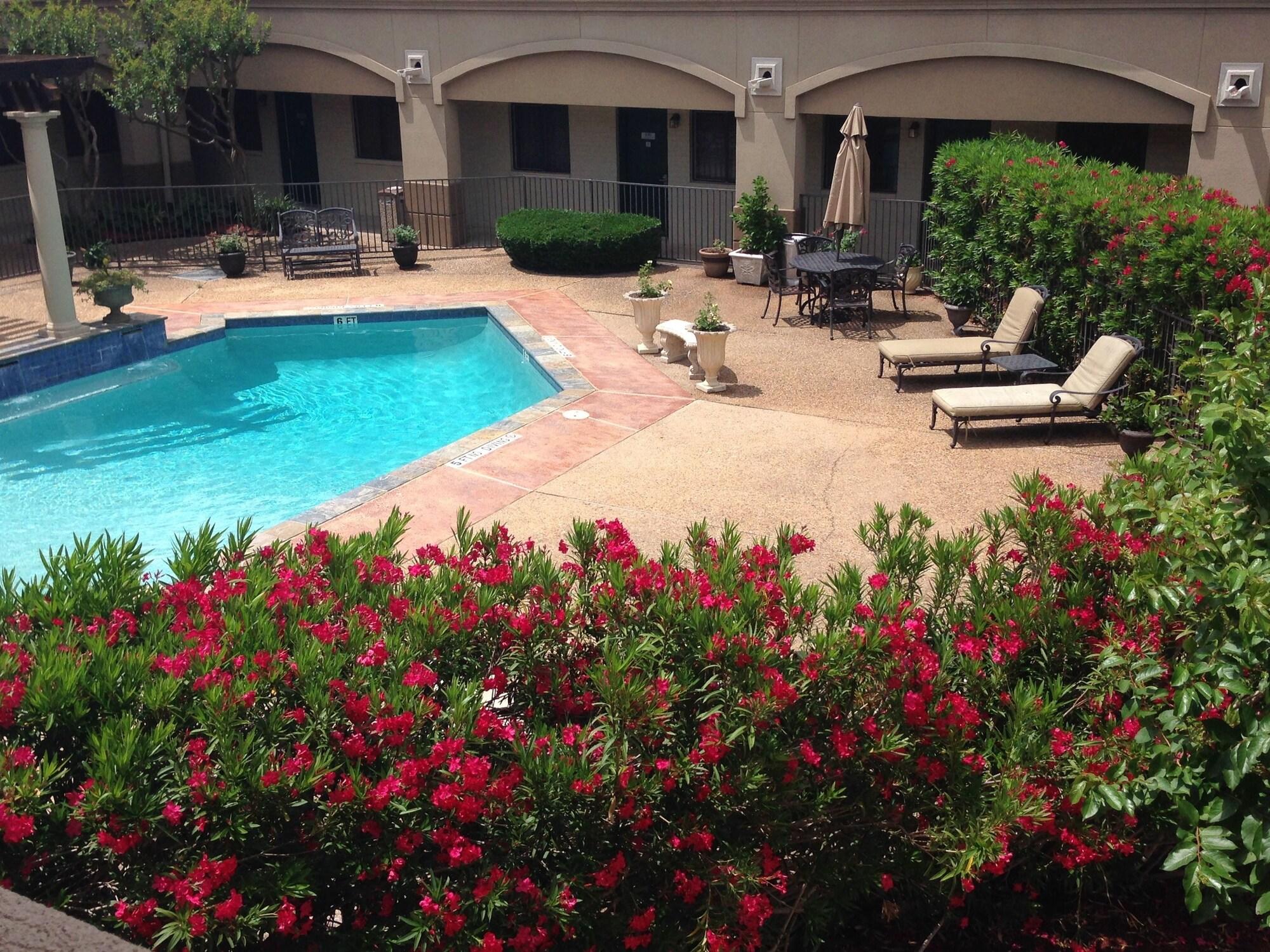 Vineyard Court Designer Suites Hotel College Station Exterior photo